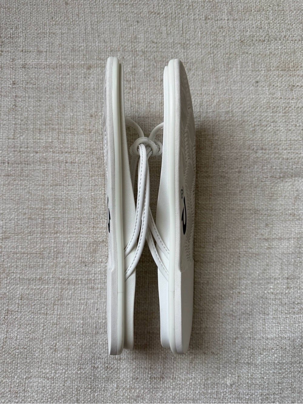 OluKai White Comfort Flip Flop Sandals Size 8/8.5 - Picture 3 of 4